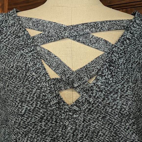 Tunic sweater with cross cross neck. - Picture 2 of 4